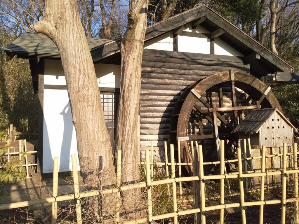 散策路を散歩していたら、水車小屋を見つけました。